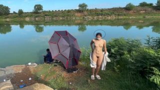 Bé người yêu ra hồ cá phô dâm mặc kệ cần thủ đang câu