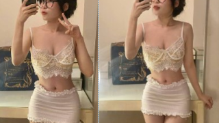 Em trắng mịn khoái rên khi bị doggy